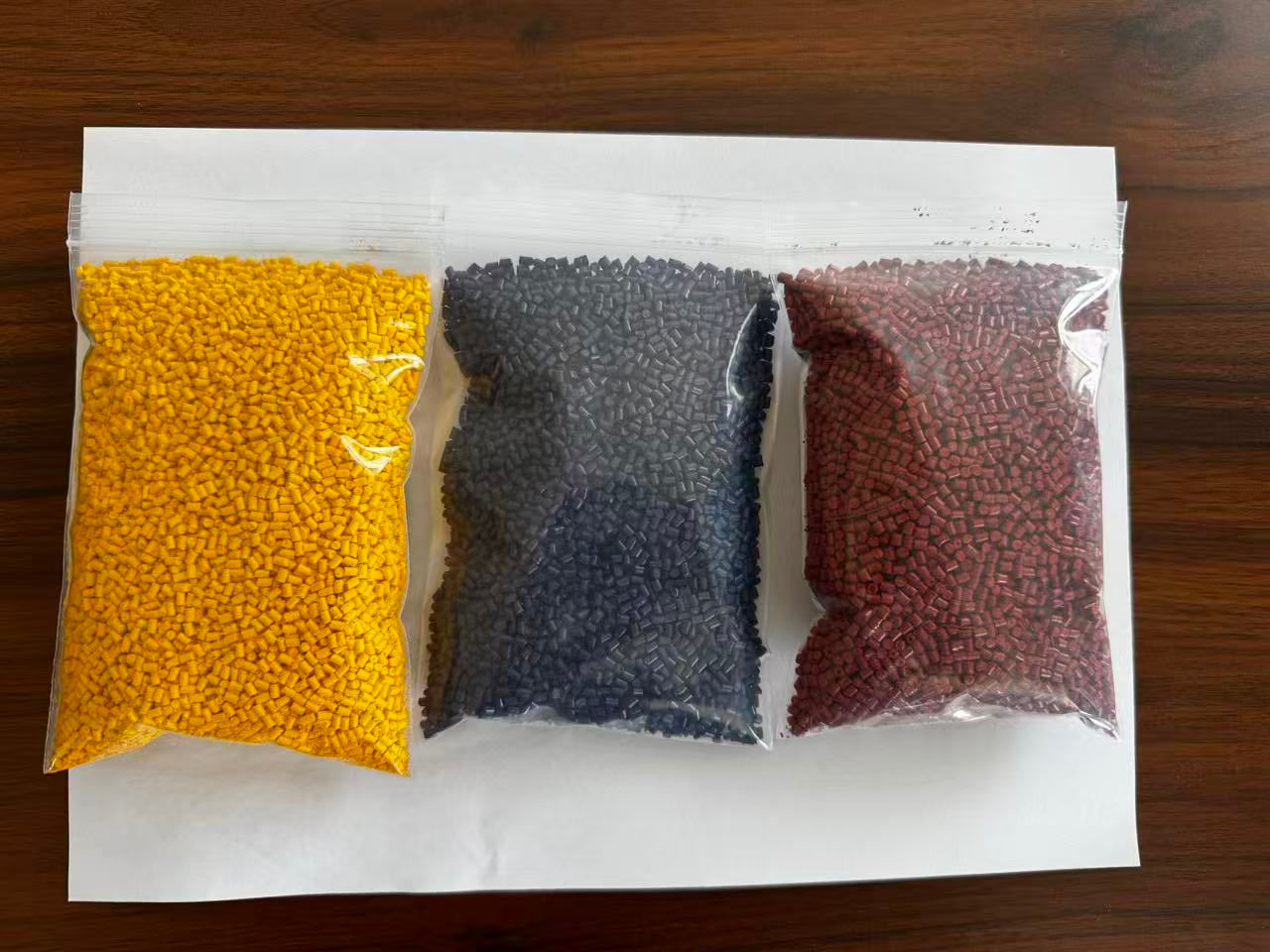 Pure Yellow Color Medical Grade Automotive Parts Masterbatch for Blown Film Drawing Grade Applications PE/PP Compatible