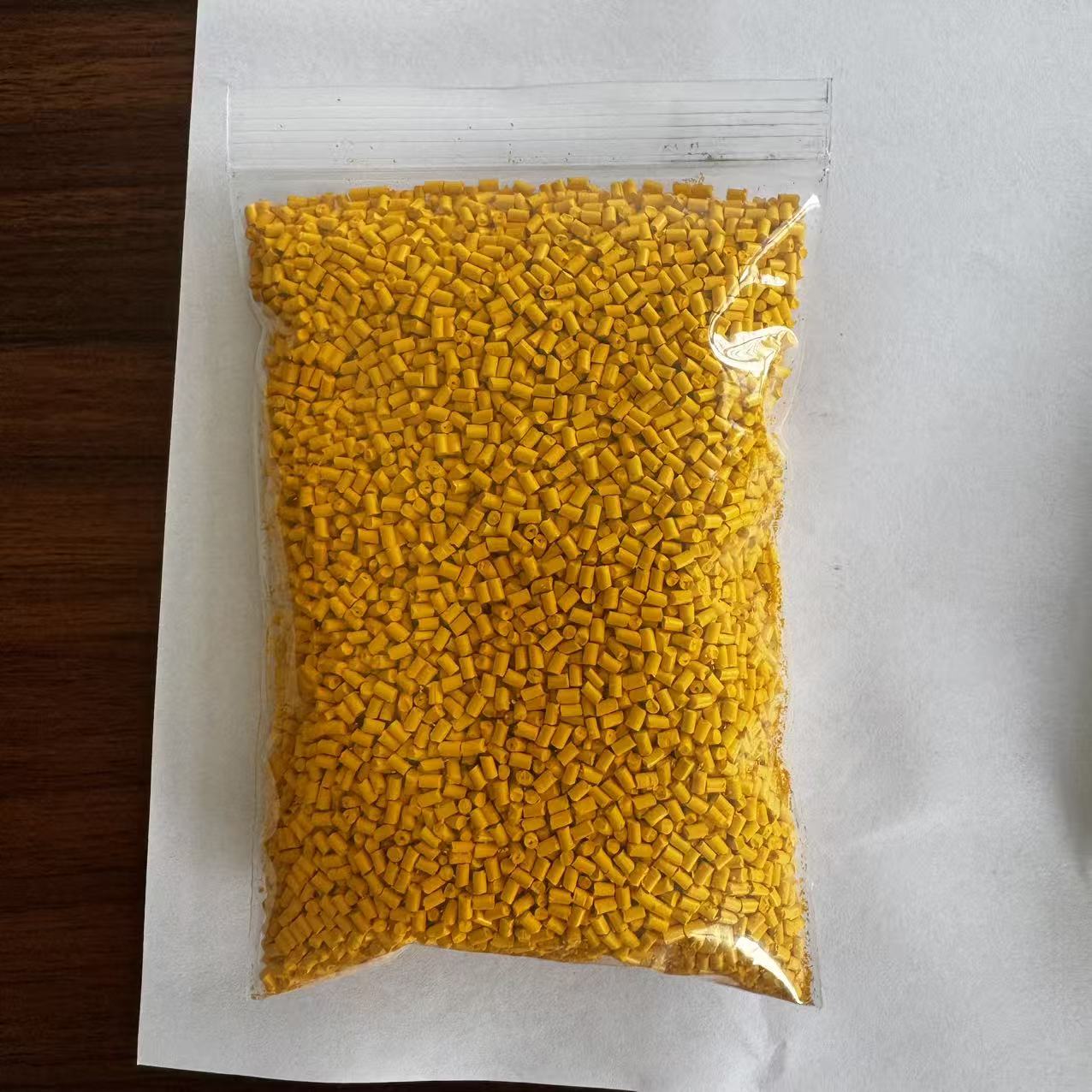 Pure Yellow Color Medical Grade Automotive Parts Masterbatch for Blown Film Drawing Grade Applications PE/PP Compatible