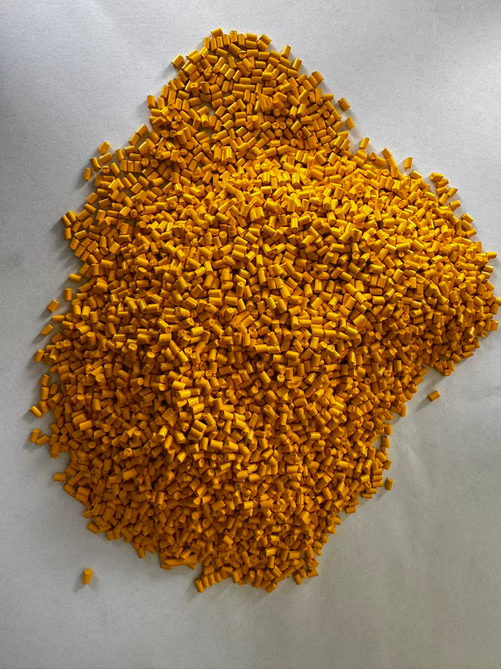 Pure Yellow Color Medical Grade Automotive Parts Masterbatch for Blown Film Drawing Grade Applications PE/PP Compatible