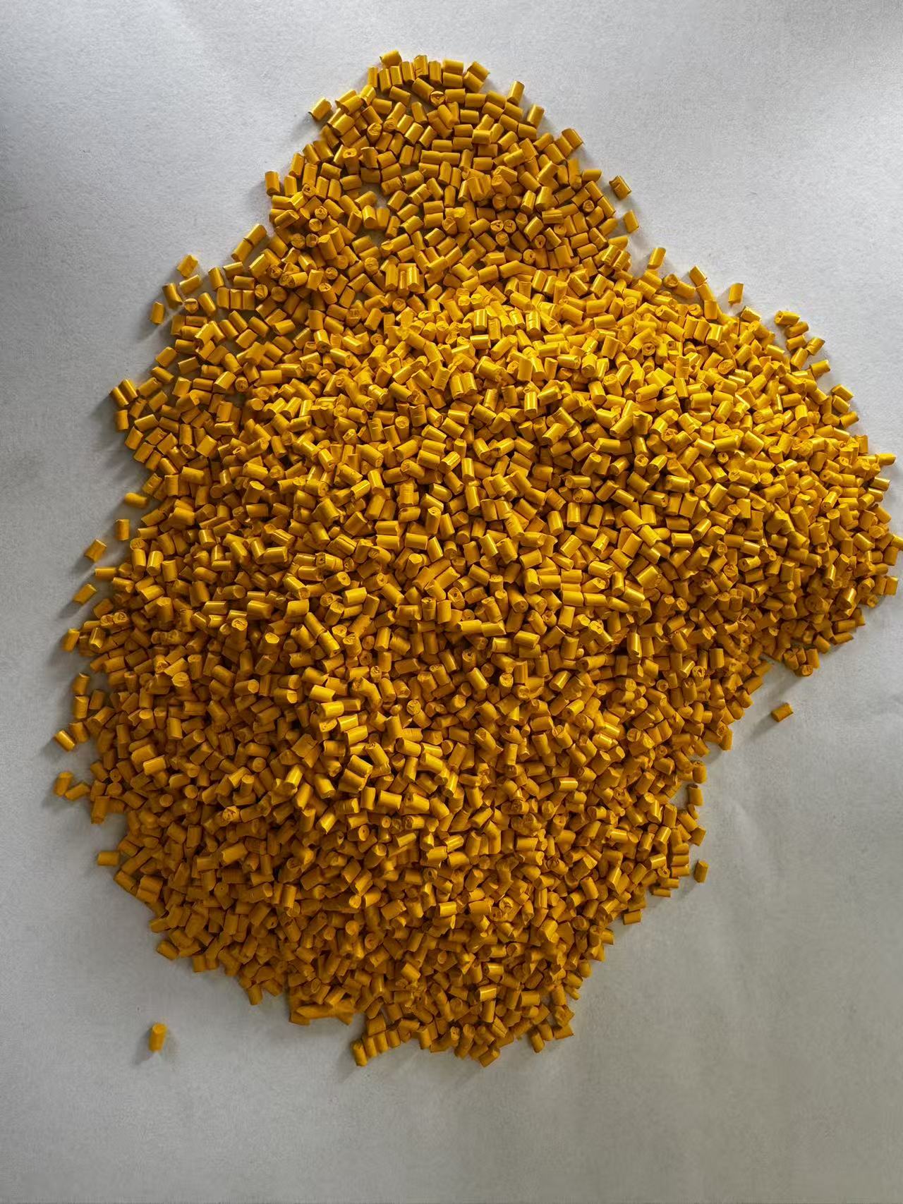 Pure Yellow Color Medical Grade Automotive Parts Masterbatch for Blown Film Drawing Grade Applications PE/PP Compatible