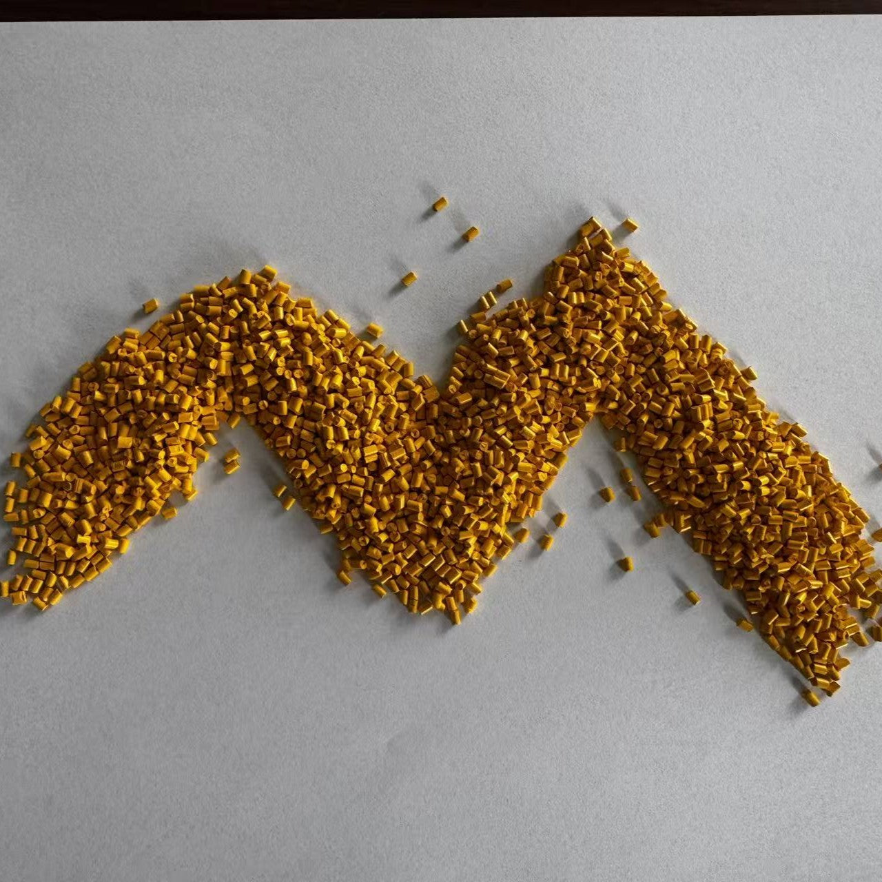 Pure Yellow Color Medical Grade Automotive Parts Masterbatch for Blown Film Drawing Grade Applications PE/PP Compatible