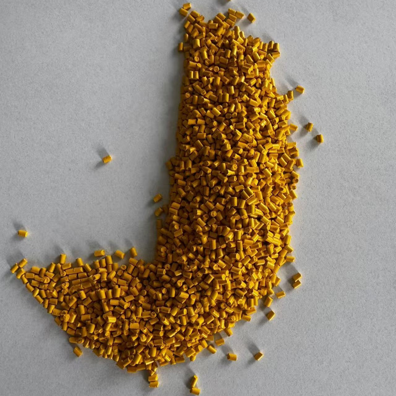 Pure Yellow Color Medical Grade Automotive Parts Masterbatch for Blown Film Drawing Grade Applications PE/PP Compatible